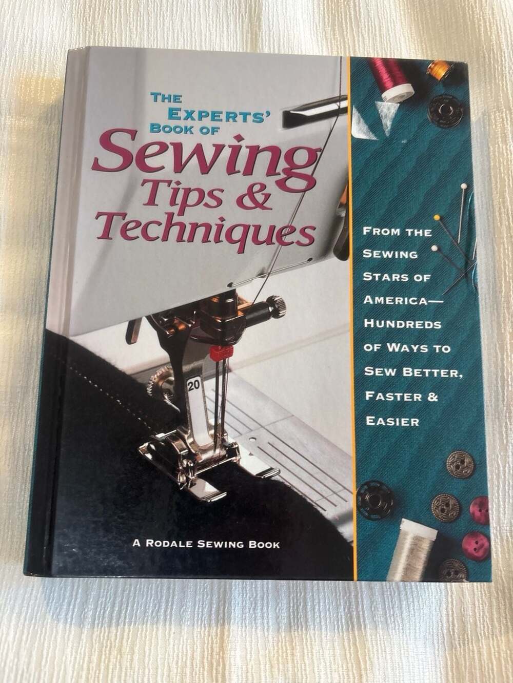 The Experts' Book of Sewing Tips & Techniques: From the Sewing Stars of America